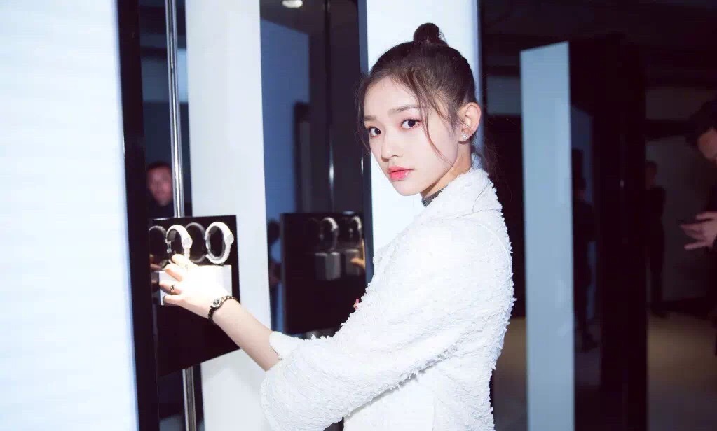 林允儿郑秀晶撞脸图片,林允脸凹陷对比图