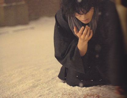 他是“犯桃花”的俊美漫画家,邂逅17岁单纯少女后浪子回头,却因瞥见妻子那一幕,关进“没有女人的地方”