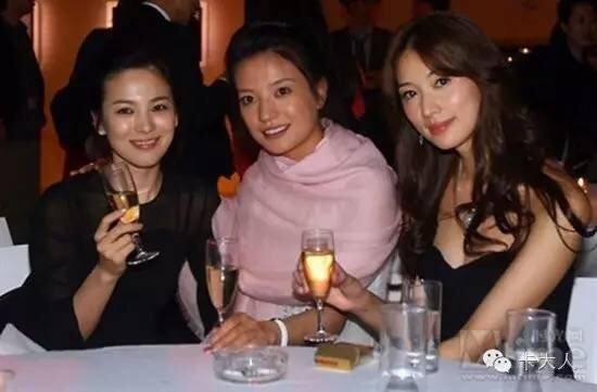 发际线高脸大的人怎么变美,头大脸大但是很好看的女生