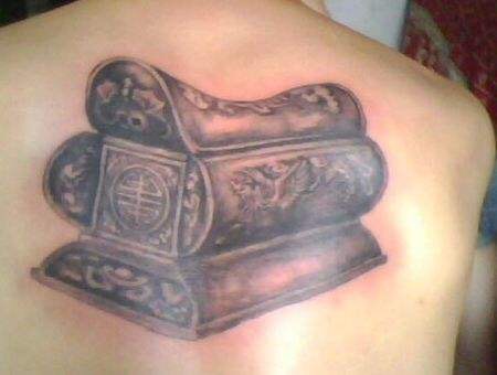 祸起古曼童(十一):朋友纹了七鬼抬棺,老板却说七鬼属阴,你要是纹后背,是棺压你,走不动