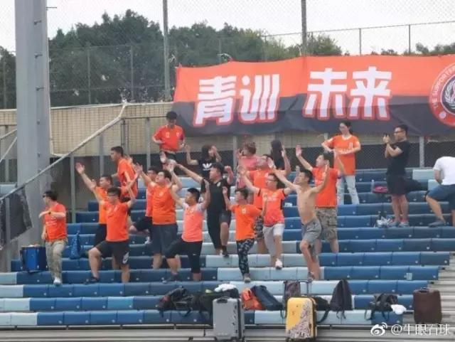 中超最励志的球迷,中超看台震撼鲁能