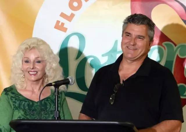 夫妇买彩票中了两千万隐瞒儿子,买彩票中4亿后三天才发现中奖