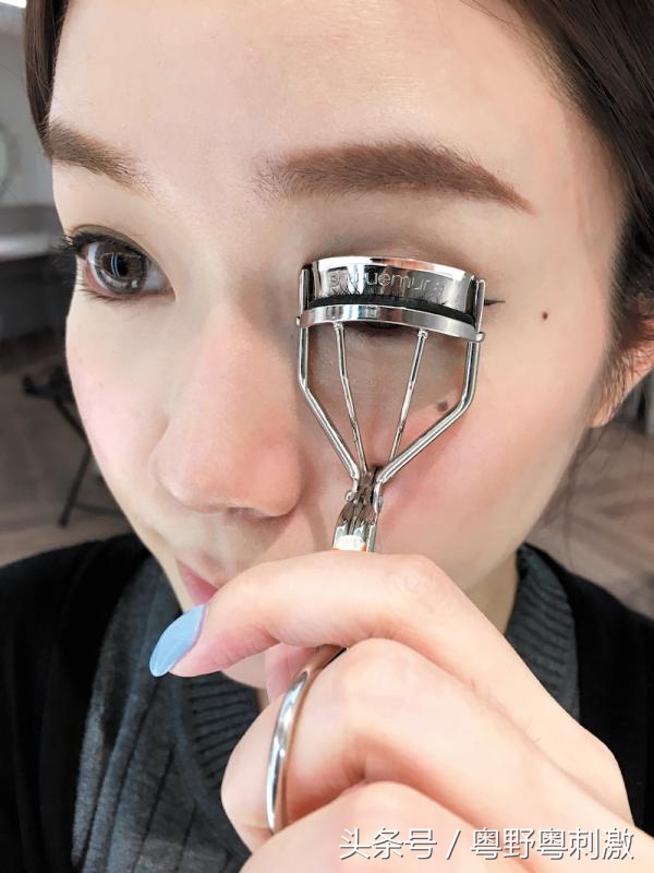 新手怎么贴假睫毛不失误 (如何贴假睫毛才自然)