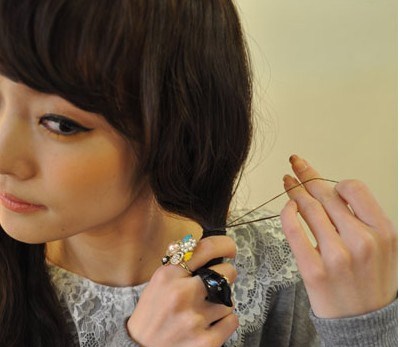 扎头发花苞头教程图解,花苞头的简单扎法蓬松中长发