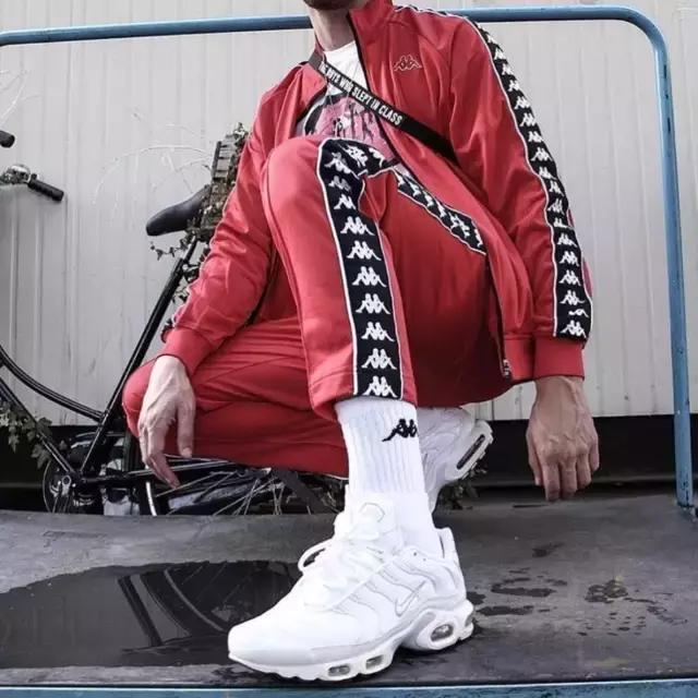 一串字logo,一串字母的衣服商标