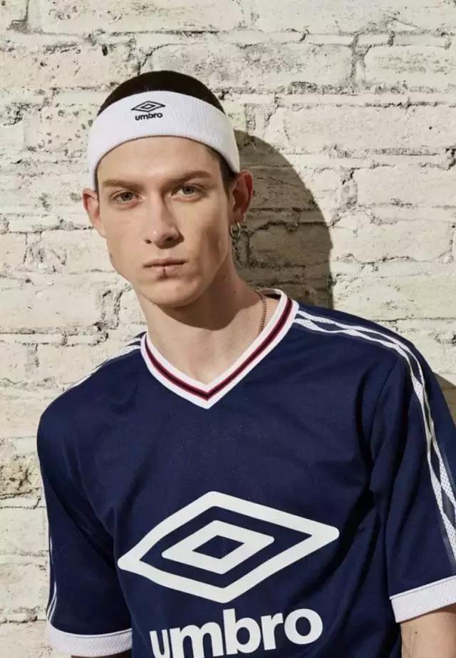 一串字logo,一串字母的衣服商标