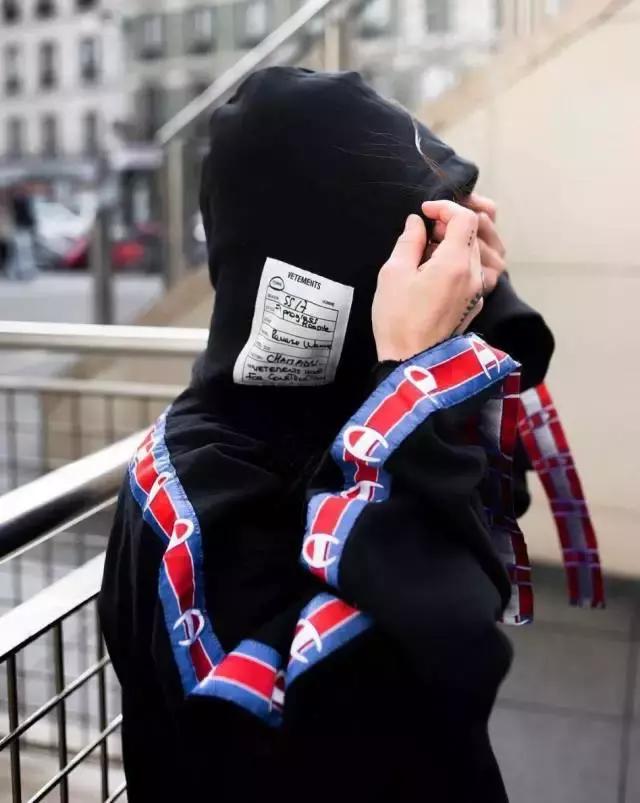 一串字logo,一串字母的衣服商标