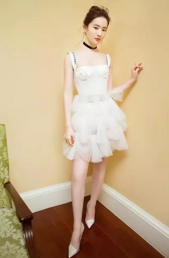 夏日最清凉又迷人的小白裙,如何穿出自己的freestyle?