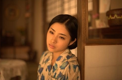 他是“犯桃花”的俊美漫画家,邂逅17岁单纯少女后浪子回头,却因瞥见妻子那一幕,关进“没有女人的地方”