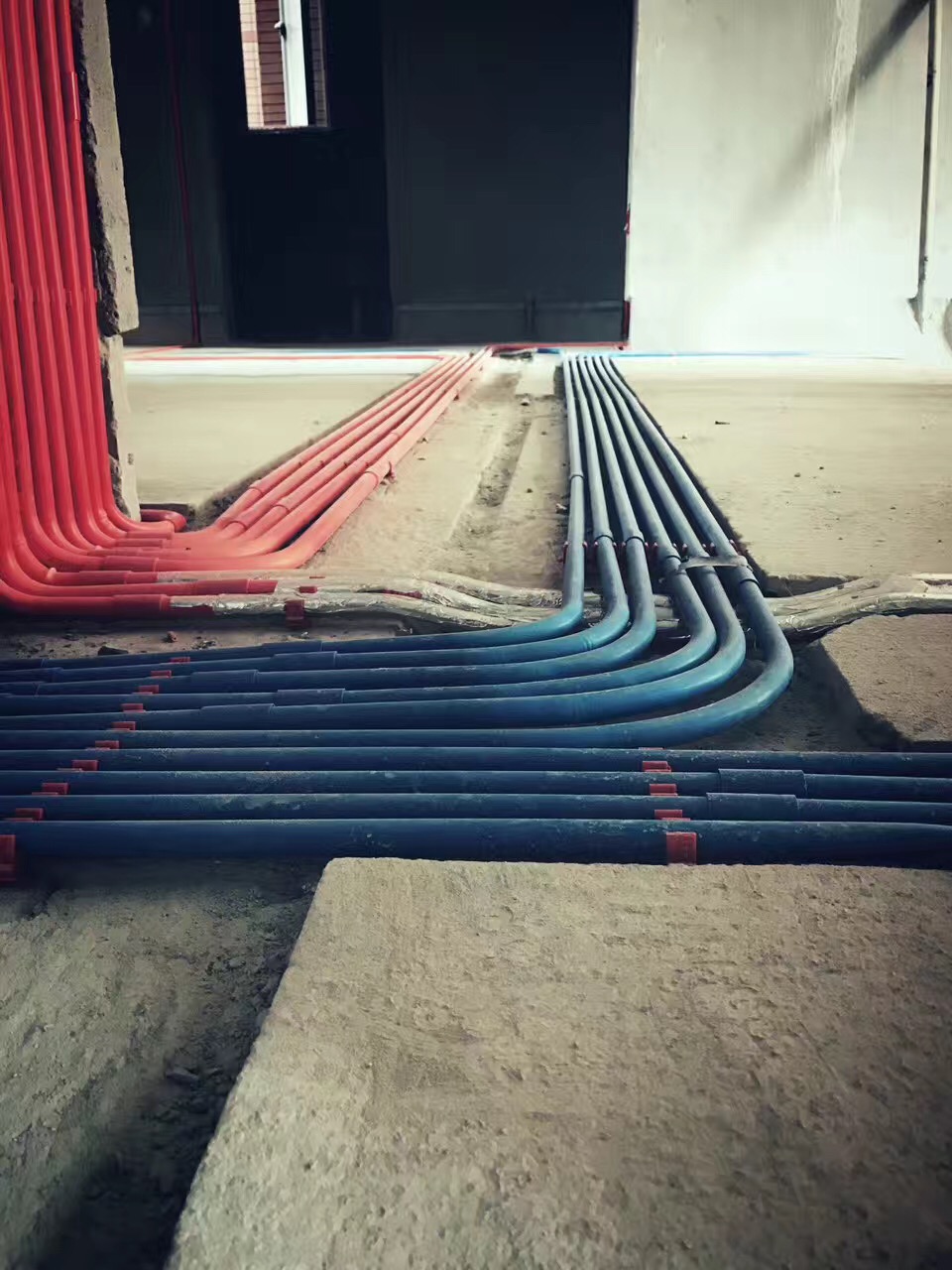 装修找品牌店还是性价比公司好,装修房子装好还是找装修公司好