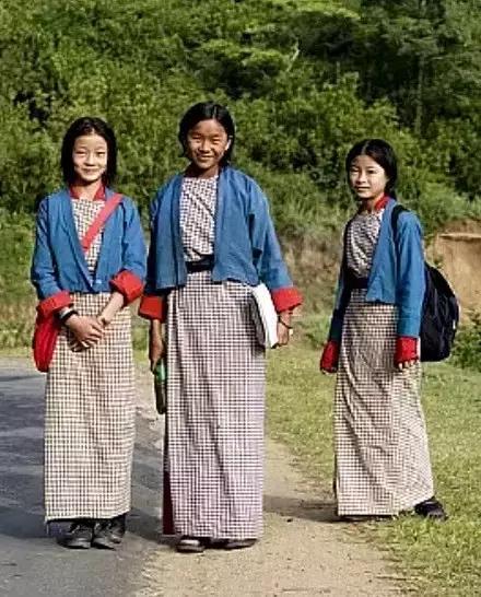 被全国嫌弃的校服,韩国女孩羡慕中国校服