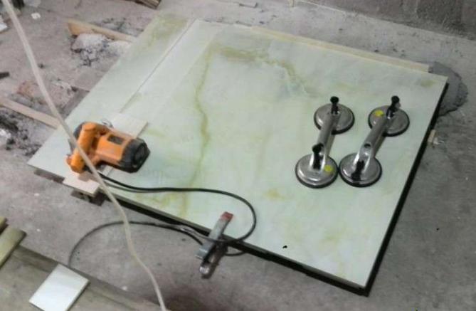 瓷砖切割不一定得送店里加工！聪明泥工师傅自制瓷砖切割工作台，成本低，制作容易简单！