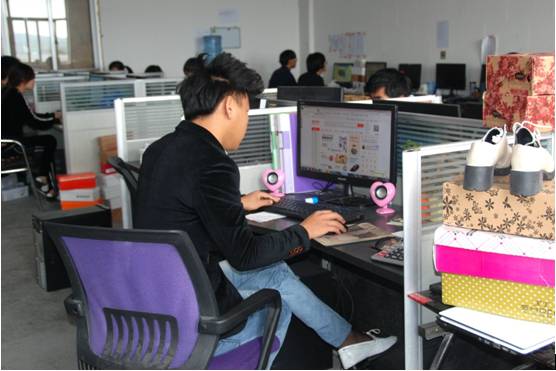 80后夫妻鞋都路艰苦创业:开网店1年内卖鞋3万双