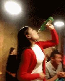 ‘’先救妈！天热，让我在水里待会！”‘’先救女朋友，让妈在水里待会！”