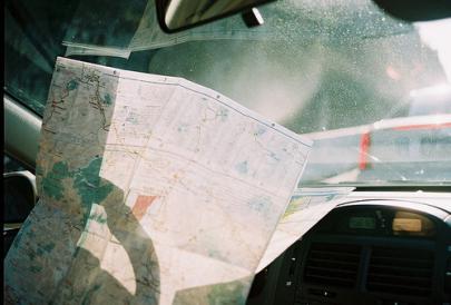 去旅游自驾还是跟团,三个人自驾游省钱还是坐火车省钱