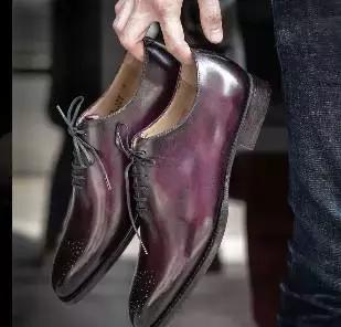 雨天淋透的皮鞋怎样处理,皮鞋雨天能穿吗