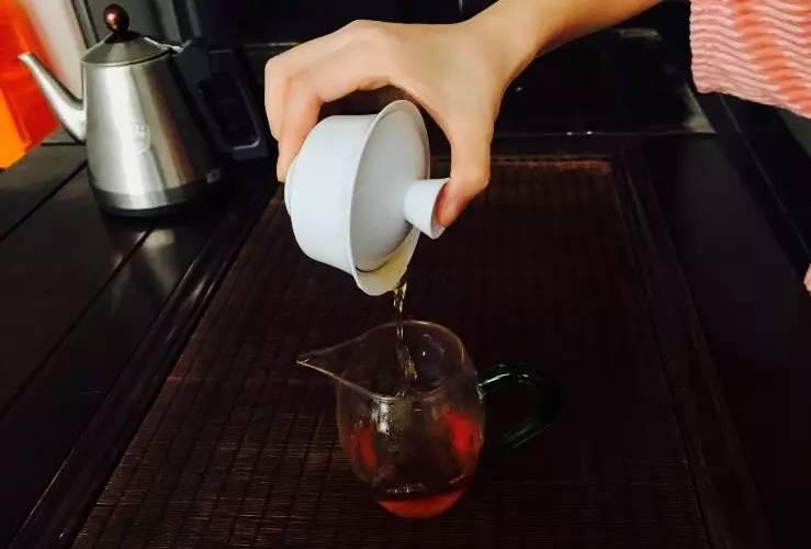 盖碗泡茶怎样才能不烫手,盖碗泡茶怎样拿杯不烫手
