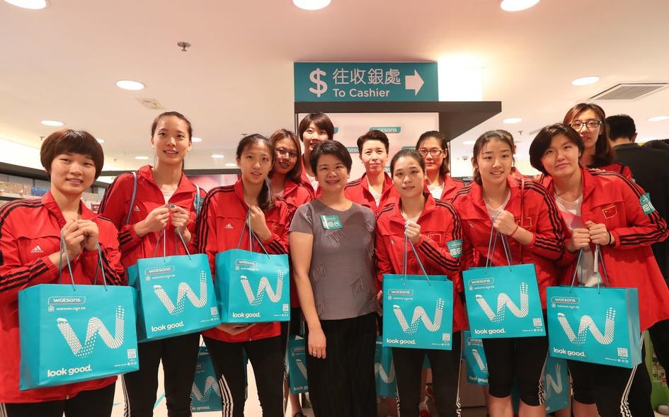 中国女排在香港购物，花费仅10万元！朱婷很孝顺，购买剃须刀