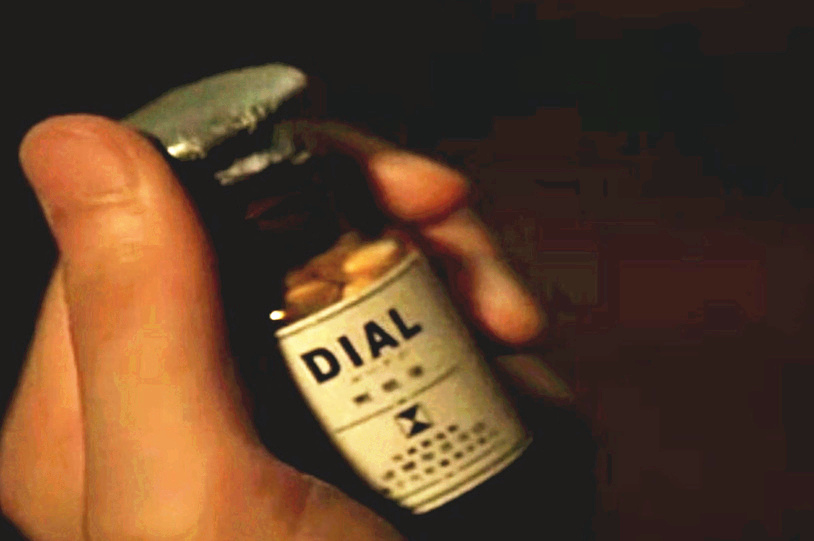 他是“犯桃花”的俊美漫画家,邂逅17岁单纯少女后浪子回头,却因瞥见妻子那一幕,关进“没有女人的地方”