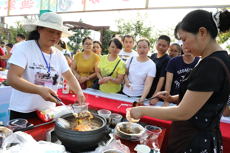 鱼头火锅吃货,鱼头火锅美食视频