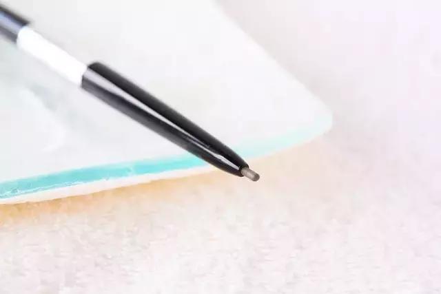 眉笔画眉毛容易掉色怎么避免,做的眉毛褪色要用什么颜色眉笔