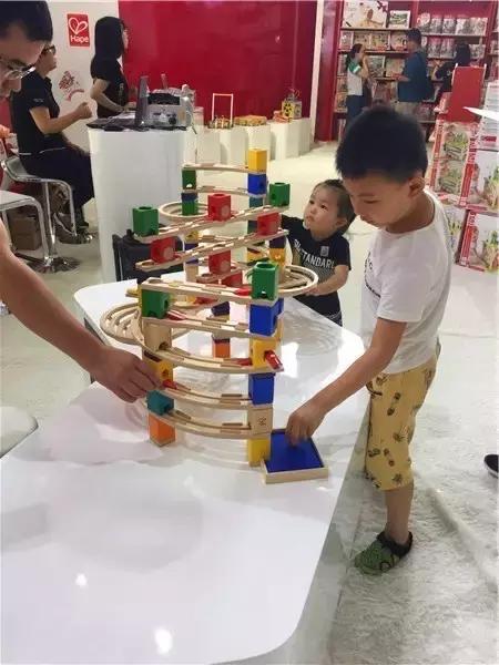 粑粑麻麻带娃去哪里玩,粑粑麻麻带娃去旅行