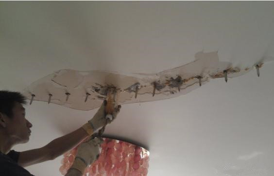 卫生间墙壁渗水上门修补,卫生间顶渗水是楼上维修吗