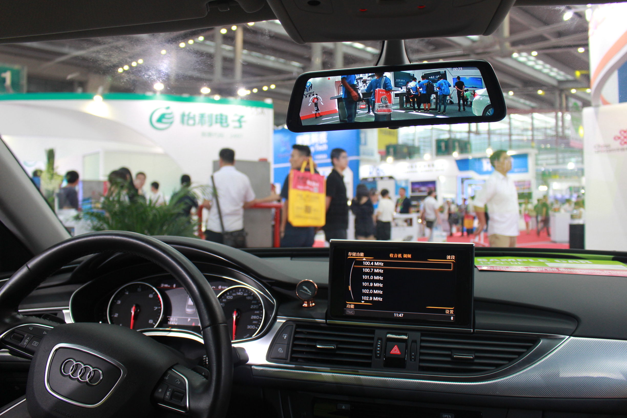 车子加装流媒体后视镜容易亏电吗,电子眩目后视镜能否修复