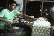 ‘’先救妈！天热，让我在水里待会！”‘’先救女朋友，让妈在水里待会！”