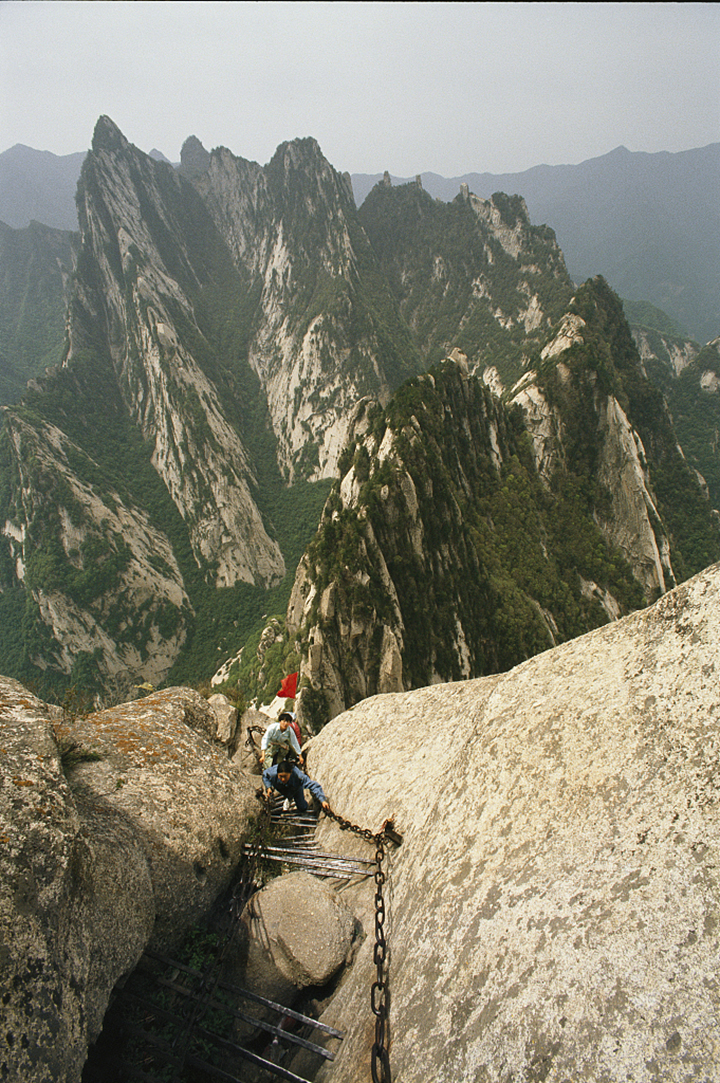 世界上最恐怖的栈道:由30多厘米宽的木板和条石搭建,上是悬崖绝壁,下是万丈深渊,仅靠一条铁索作为抓手