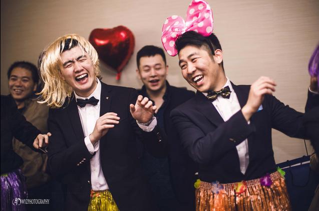 新郎接亲堵门搞笑问题模板,接亲堵门伴郎搞笑解围