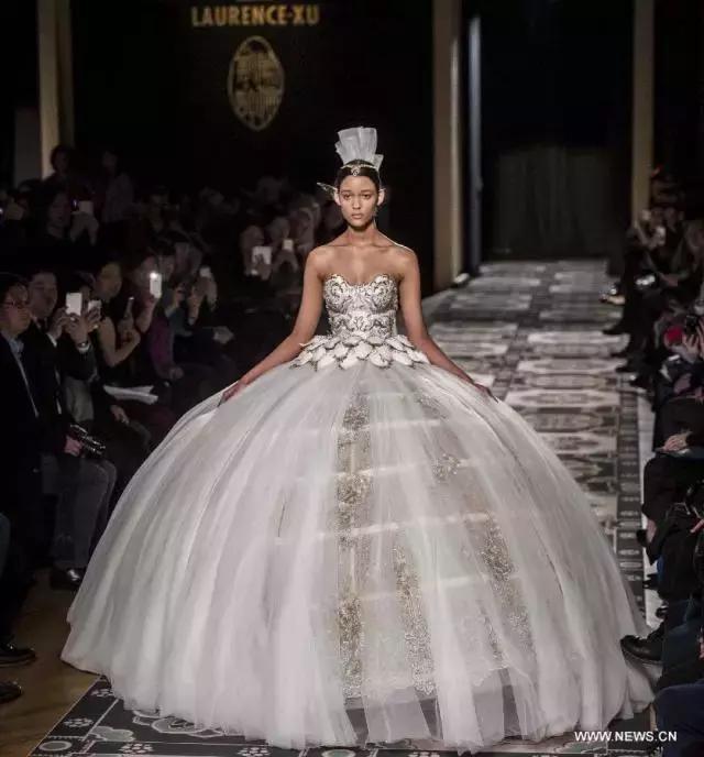 空姐都穿上高定了，那是因为它的设计师大有来头