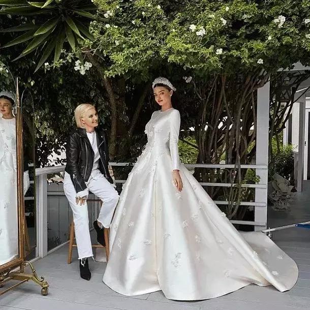 米兰达可儿dior婚纱照,米兰达可儿皮衣红裙