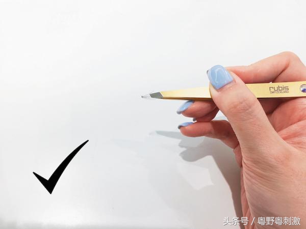 新手怎么贴假睫毛不失误 (如何贴假睫毛才自然)