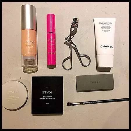 21岁的日本“网红”，居然穿童装拍照？！