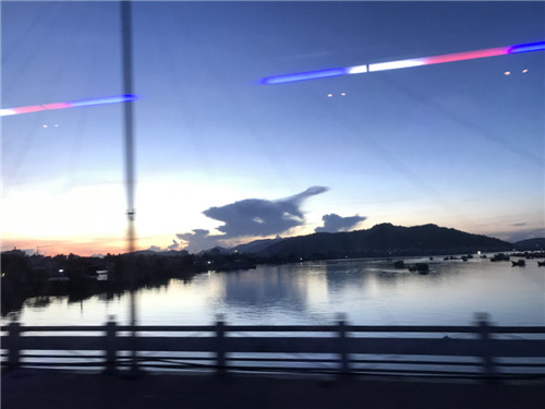 有些人不知哪里好但谁都代替不了,有些人说不上哪里好但谁都替不了