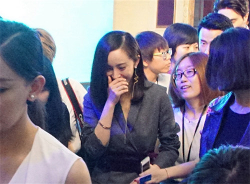 杨幂脖子前后对比,杨幂吻痕