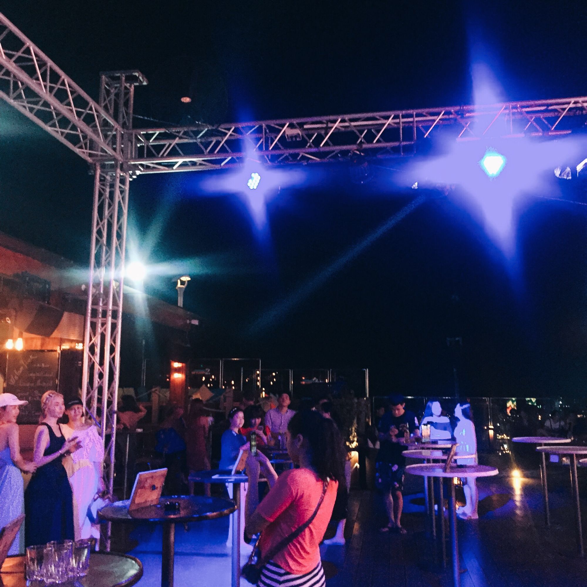 有些人不知哪里好但谁都代替不了,有些人说不上哪里好但谁都替不了