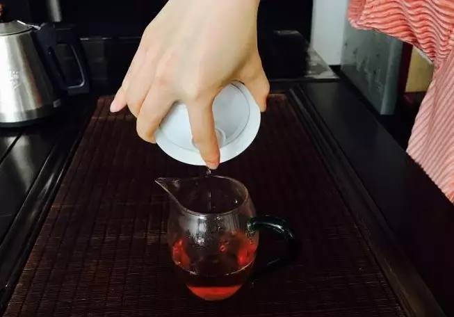 盖碗泡茶怎样才能不烫手,盖碗泡茶怎样拿杯不烫手