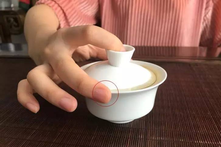 盖碗泡茶怎样才能不烫手,盖碗泡茶怎样拿杯不烫手