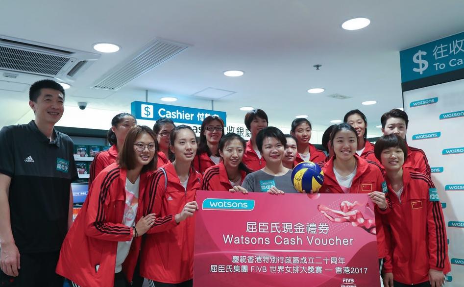 中国女排在香港购物，花费仅10万元！朱婷很孝顺，购买剃须刀