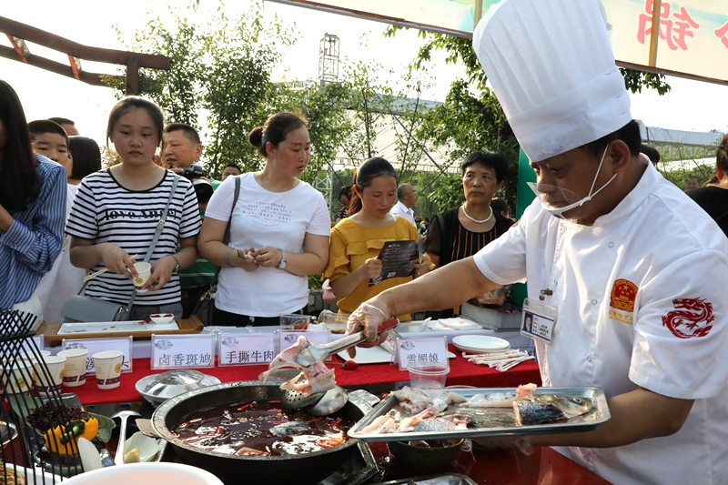 鱼头火锅吃货,鱼头火锅美食视频
