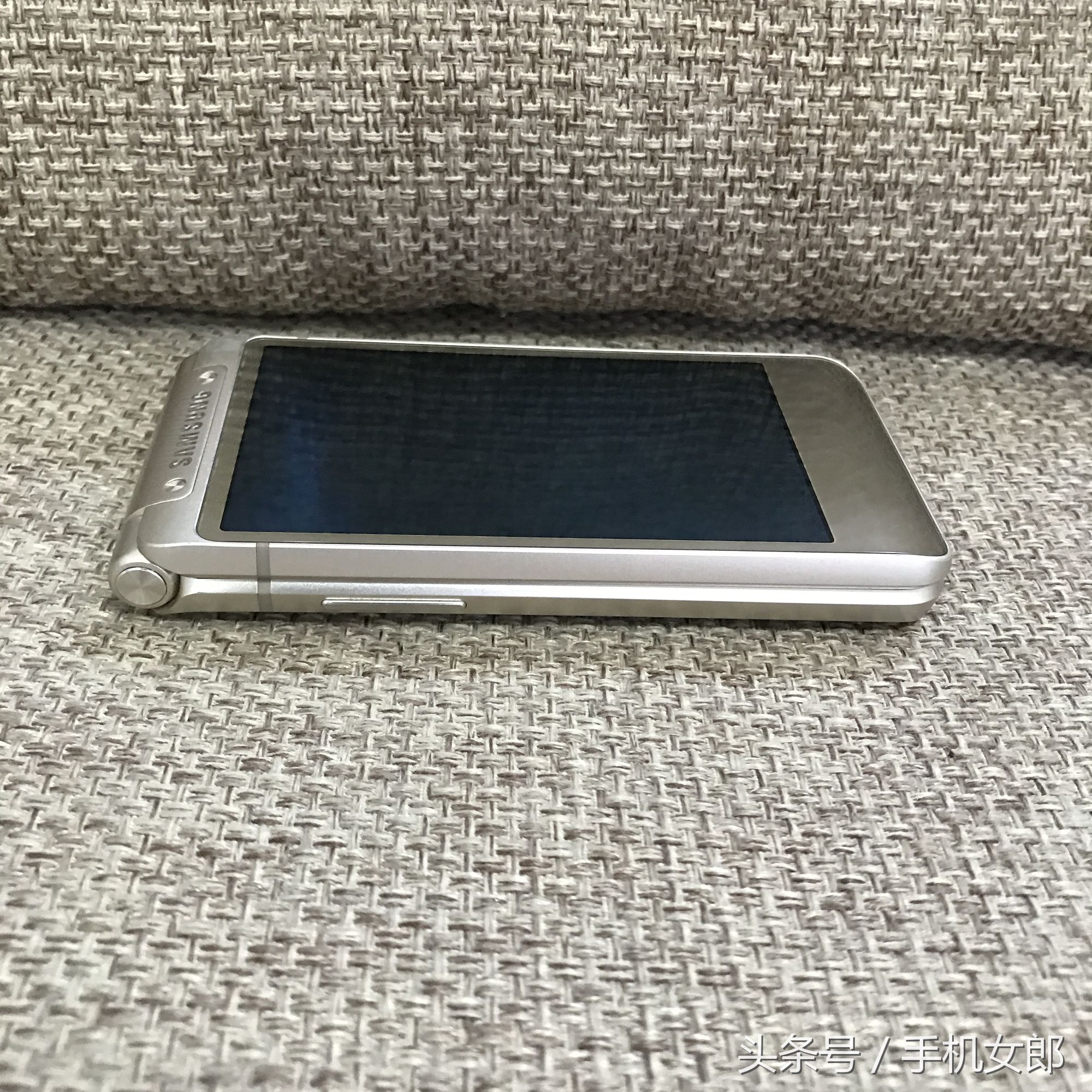 三星w2016翻盖手机,三星w2016翻盖现在多少钱