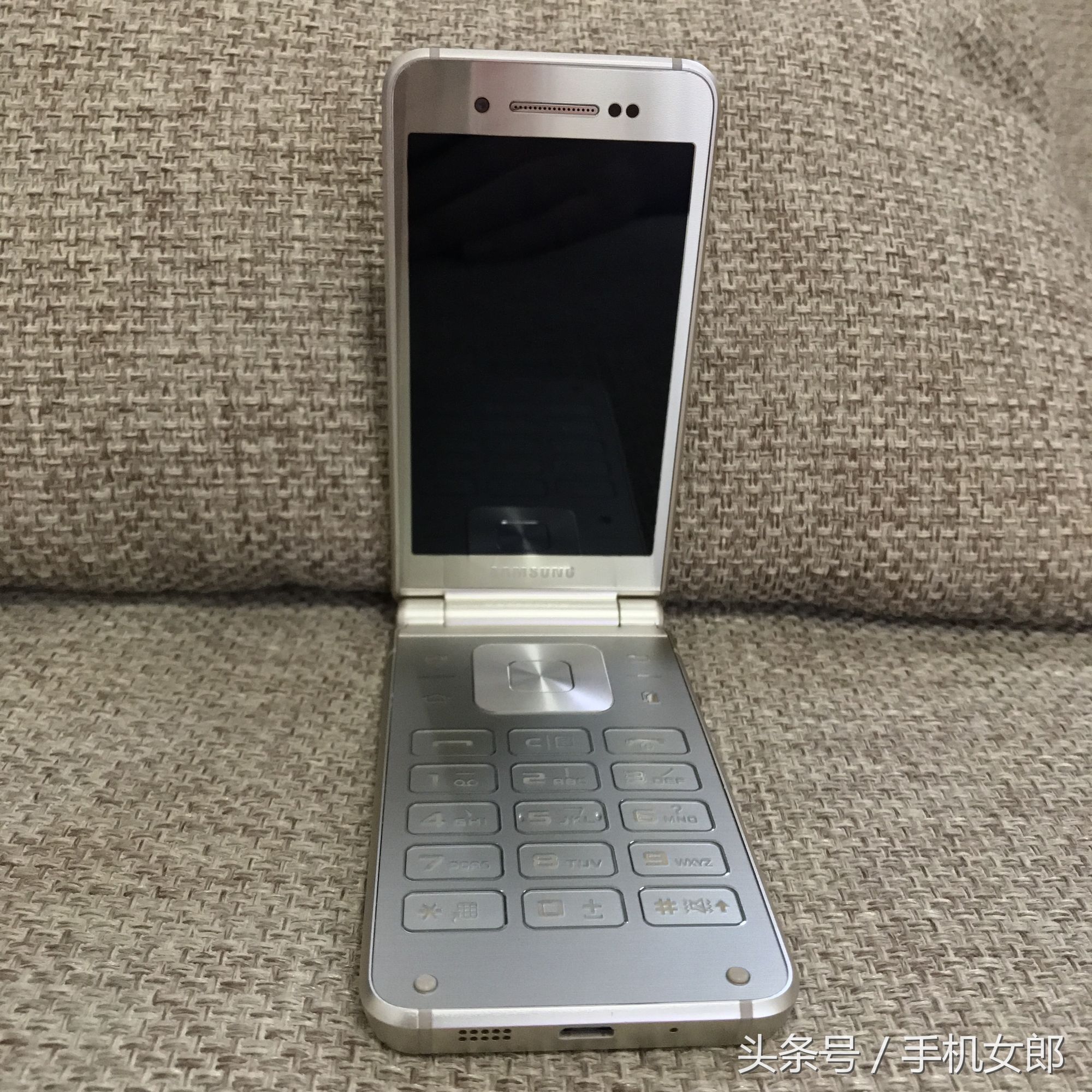 三星w2016翻盖手机,三星w2016翻盖现在多少钱