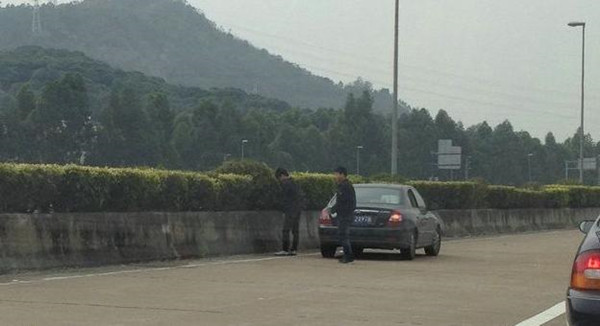 男生堵车时尿急怎么办,在高速上尿急了怎么办