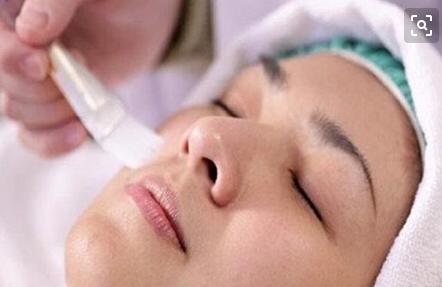 脸上摸起来硬硬的包但看不出来,脸上很多摸起来的痘痘