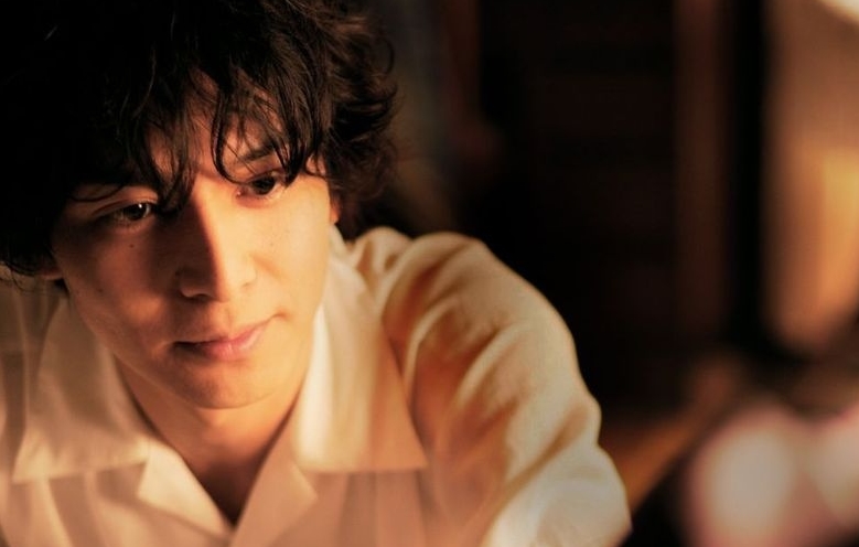 他是“犯桃花”的俊美漫画家,邂逅17岁单纯少女后浪子回头,却因瞥见妻子那一幕,关进“没有女人的地方”