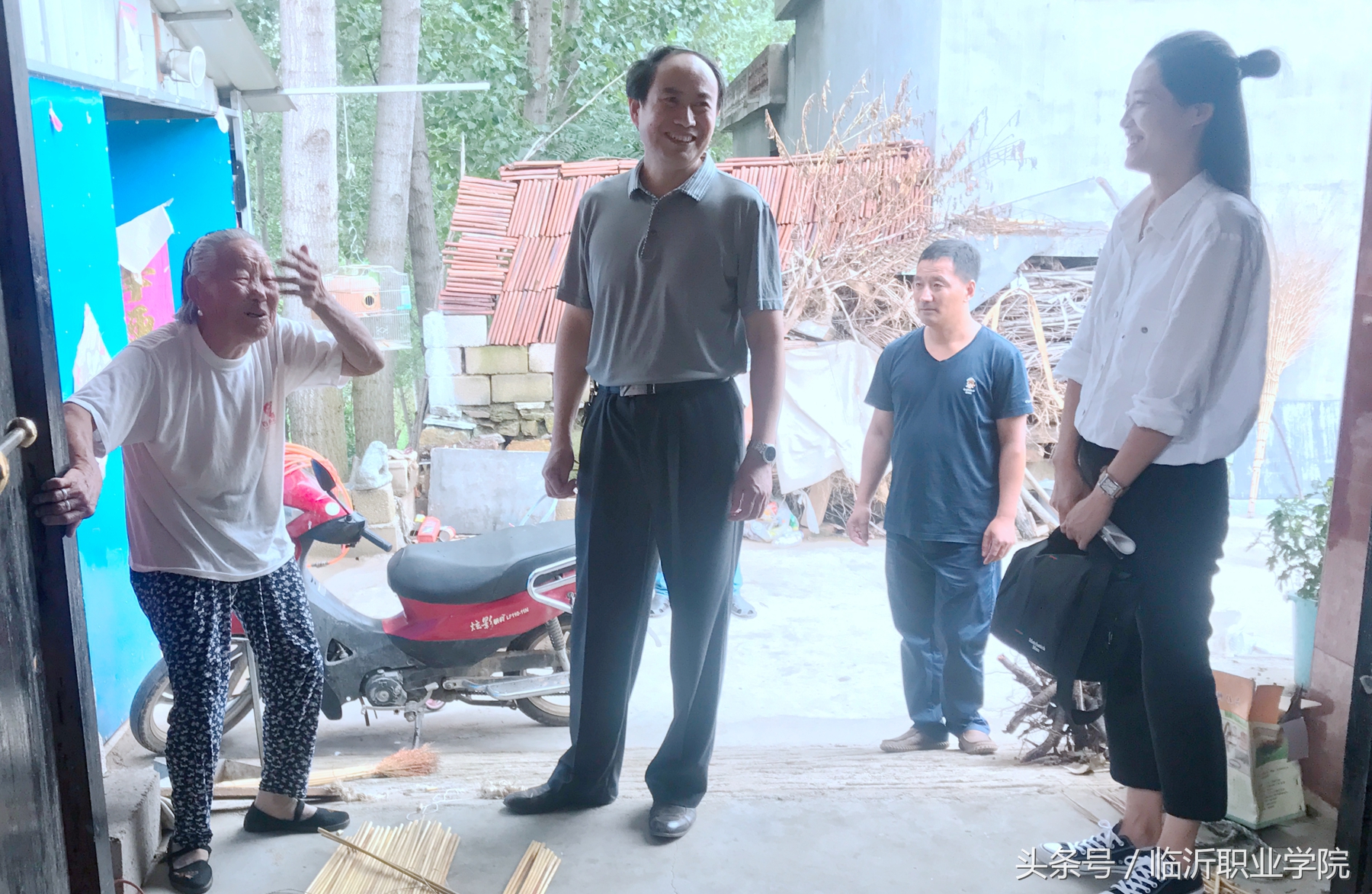 下乡扶贫第一书记,驻村第一书记电商助农增收新闻