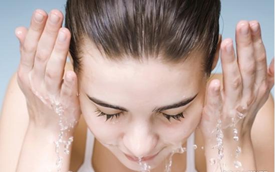 脸上摸起来硬硬的包但看不出来,脸上很多摸起来的痘痘