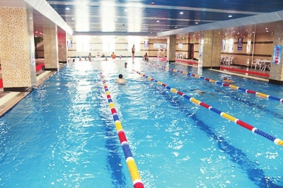 游泳池生存指南!不会游泳的人怎么在泳池防止尴尬?